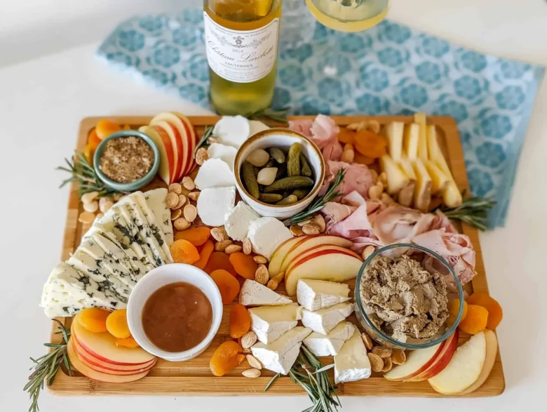 Cheese_appetizers_board_cover