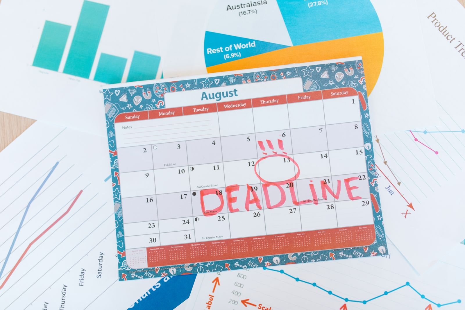 Calendário sobre a mesa com um prazo marcado em vermelho, representando os 10 dias da COF